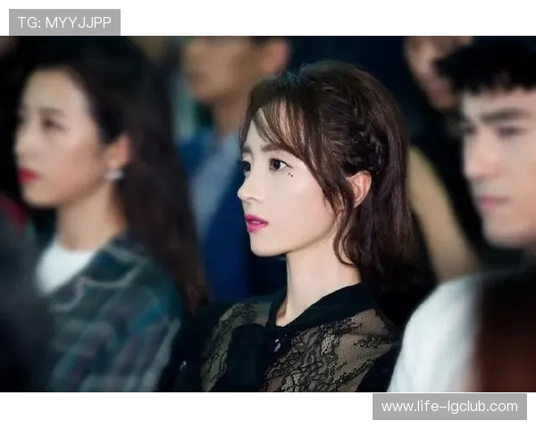 活力四射短发女生踢足球展现独特魅力与运动风采